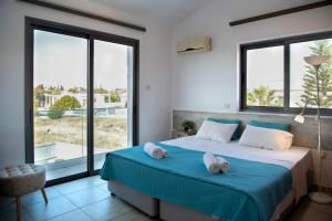 Postel nebo postele na pokoji v ubytování Villa Ruby Yiasemina + 17 fotografií