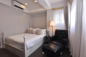Ein Bett oder Betten in einem Zimmer der Unterkunft Noursabah Boutique Bed Bangkok