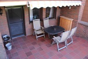 a table and chairs on a brick patio at Ferienwohnung Martin in Eschwege