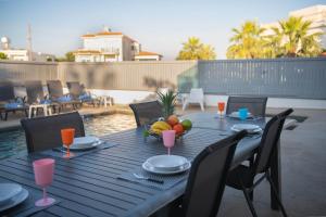 een tafel met een fruitschaal op een patio bij Villa Ruby Yiasemina in Ayia Napa