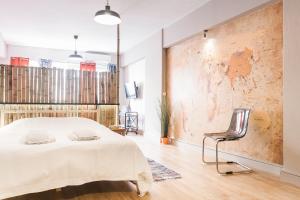 sypialnia z łóżkiem i krzesłem w obiekcie toStay-Unique apartment hotel in Athens center! w Atenach