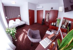um quarto de hotel com uma cama e uma secretária em City Center Rooms Piotrkowska 91 em Lódź