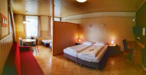 um quarto com uma cama grande em um quarto em Familie Zuser Hotel Garni em Mitterbach