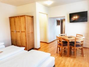 Uma cama ou camas num quarto em Familie Zuser Hotel Garni