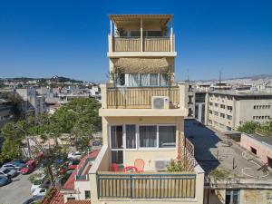 wysoki budynek z balkonem w obiekcie toStay-Unique apartment hotel in Athens center! w Atenach