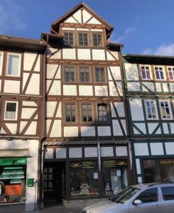 a tall building with a car parked in front of it at Ferienwohnung Martin in Eschwege