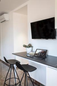 TV a/nebo společenská místnost v ubytování Apartamentos San Jaime Center Suites