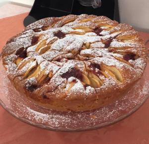 a bundt cake with powdered sugar on a table at B&B Magna Graecia in Scalea