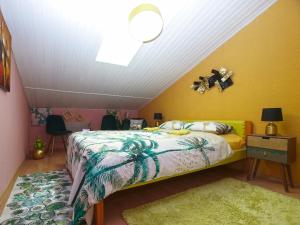 sypialnia z łóżkiem i białym sufitem w obiekcie House Vesna 1479 w mieście Banjole +37 zdjęć