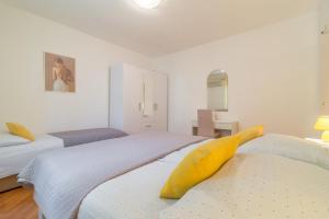 Postel nebo postele na pokoji v ubytování Apartments Tolic