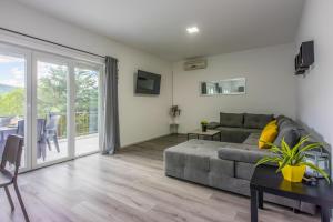 Televízia a/alebo spoločenská miestnosť v ubytovaní Holiday house DINO
