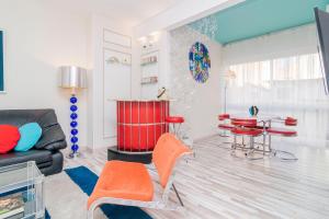 una sala de estar con un sofá y una mesa en Far Home Gran Vía, en Madrid