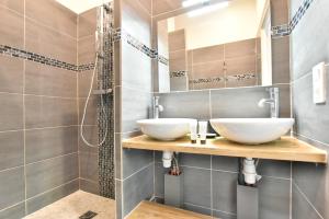 bagno con 2 lavandini e doccia di CMG Mornay/ Sully a Parigi