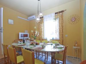 una sala da pranzo con tavolo e sedie di House Vesna 1479 a Banjole