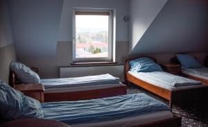 um quarto com três camas e uma janela em Stacja Jura em Kroczyce