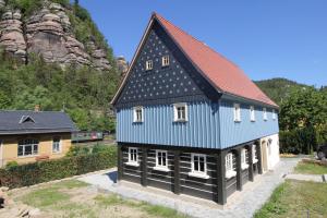 una pequeña casa con techo azul y negro en Oberlausitzer Ferienhaus Gebirgshäusl Oybin en Kurort Oybin