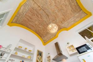 un soggiorno con soffitto a cassettoni di Charming town house just 500m from the marina and its well known typical market a Olhão