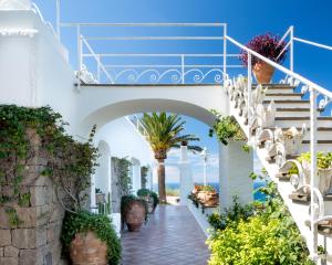 - une vue extérieure sur une maison avec des escaliers et des plantes dans l'établissement Luxury Relais Villa Magdalena, à Ischia