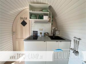 a kitchen with an arched door and a counter top at Iglu Camp Heidewald in Sassenberg