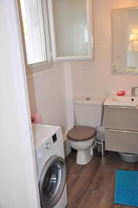 a bathroom with a toilet and a washing machine at Appartement cosy refait à neuf au coeur de Saint Nazaire à 300m du front de mer in Saint-Nazaire