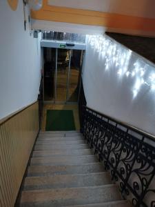 una rampa di scale con pavimento verde di Baross-hat apartmanház a Szolnok