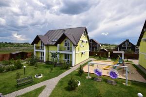 ein Haus mit Spielplatz im Hof in der Unterkunft Боброва-Хата in Switjas