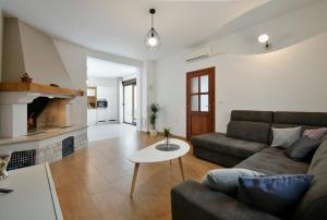 een woonkamer met een bank en een open haard bij Villa Lavanda in Galižana