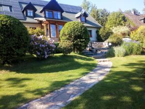 uma casa com um jardim e uma passagem em Apartamencik na Słonecznej em Piechowice