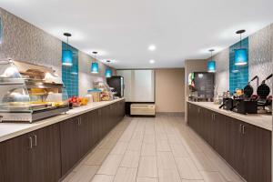 a large kitchen with a cafeteriaasteryasteryasteryasteryasteryasteryasteryasteryasteryastery at La Quinta by Wyndham Denver Aurora Medical in Aurora