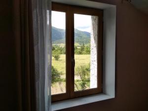 ein Fenster mit Bergblick in der Unterkunft Daphrose chambre in Lachau