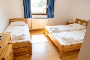 a room with two beds and a window at Aprico in Traismauer