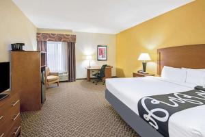 A bed or beds in a room at La Quinta by Wyndham Lawton / Fort Sill