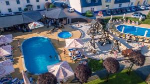 Bazén v ubytovaní Hotel Za Vodou alebo v jeho blízkosti