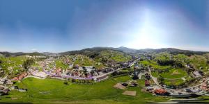 - une vue aérienne sur un parc avec une ville dans l'établissement Altair Hotel, à Bukovel