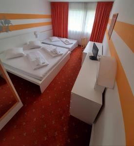 Postel nebo postele na pokoji v ubytování Lenas West Hotel