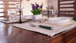 - une table avec une assiette, une fourchette et des verres à vin dans l'établissement Il Castello di Modolo, à Modolo
