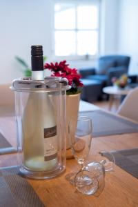 una botella y dos copas de vino en una mesa en Ferienwohnungen Windischeschenbach by HausGruenerBaum, en Windischeschenbach