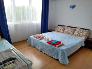 a bedroom with a bed with towels on it at Къща за гости "Венито" in Sinemorets