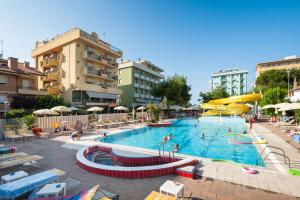 Bazén v ubytování Hotel Caravel B&B nebo v jeho okolí