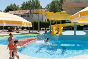 un groupe de personnes jouant dans un parc aquatique dans l'établissement Hotel Caravel B&B, à Misano Adriatico