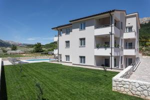 an image of a villa with a yard at Apartments Mateo 2 in Baška