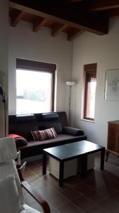 sala de estar con sofá y mesa de centro en El Caminero, en Papatrigo