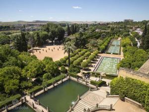 una vista aérea de un parque con una piscina de agua en El Encanto de Cordoba (Parking incluido), en Córdoba