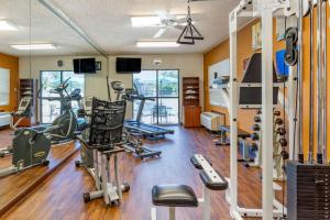 un gimnasio con cintas de correr elípticas y máquinas de correr en Comfort Suites - Near the Galleria, en Houston