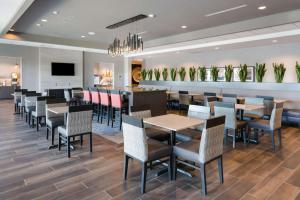 a restaurant with tables and chairs and a bar at Comfort Suites Kennewick at Southridge in Kennewick