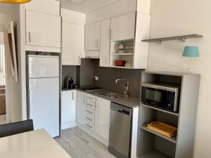 Kuchyň nebo kuchyňský kout v ubytování Amazing 2 bedroom Apartment with big sun terrace Sitges centre beach