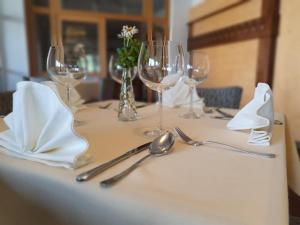 Reštaurácia alebo iné gastronomické zariadenie v ubytovaní Hotel Za Vodou