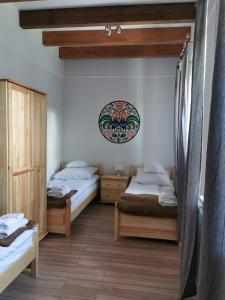 sypialnia z 2 łóżkami i lustrem na ścianie w obiekcie Apartamenty Stajnia Ojcowizna w mieście Pokrzywnica