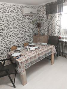 セルゲーエフカにあるАпартаменты у моря для 3-6 персонのテーブル(皿付)