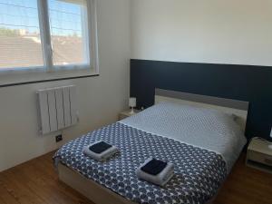 a bedroom with a bed with two towels on it at La Maison d'Arsène in Le Mans